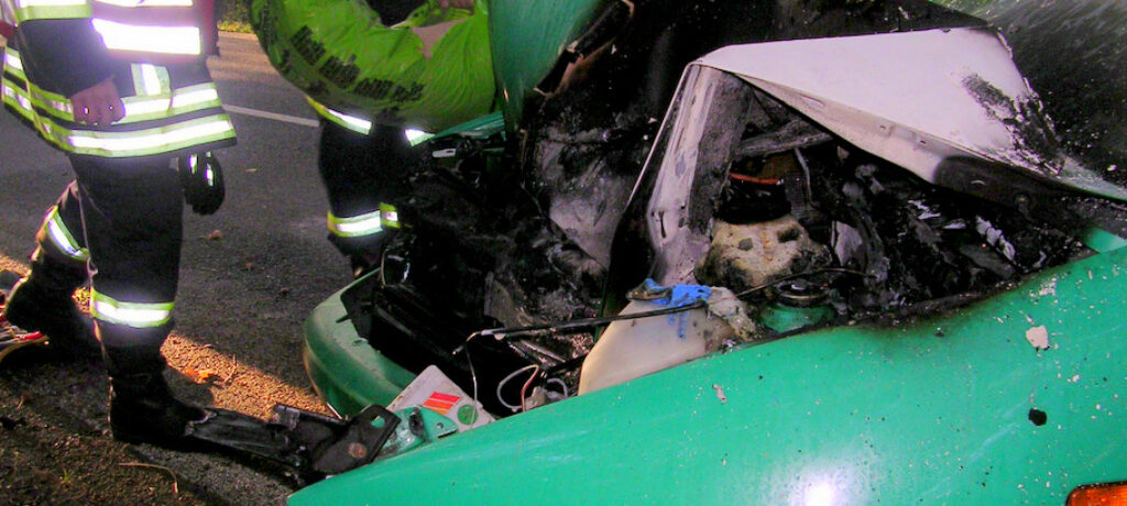 PKW-Brand nach Verkehrsunfall