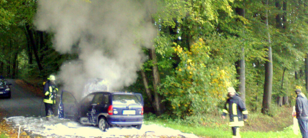 Pkw fängt während der Fahrt Feuer