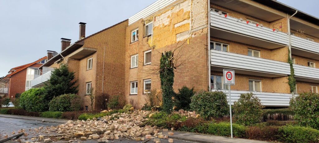 Hausfassade stürzt teilweise ein